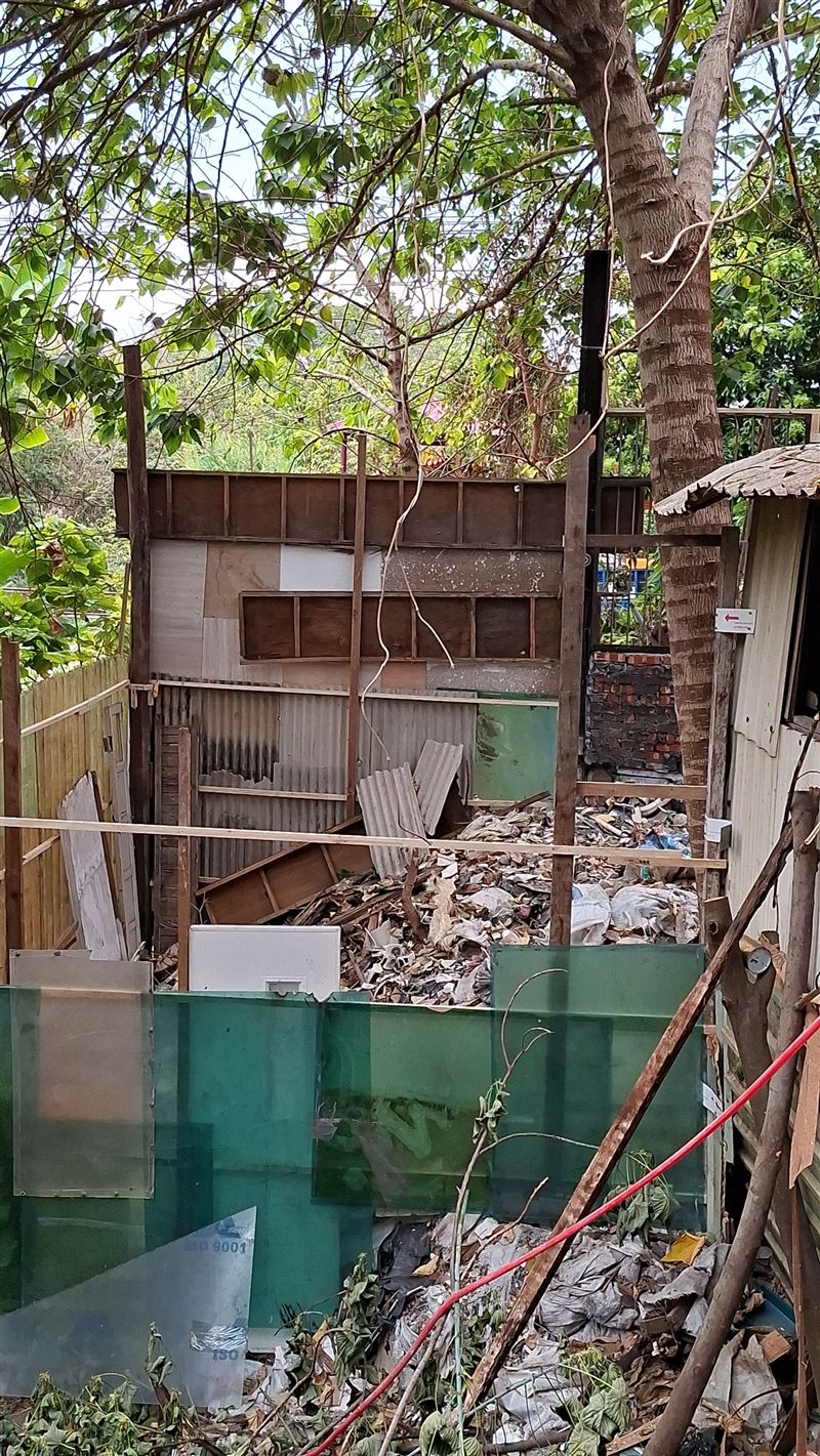 台中大里旱溪河道邊坡近來出現「神秘平台」，底下藏著大量裝潢廢棄物。(圖／翻攝畫面)