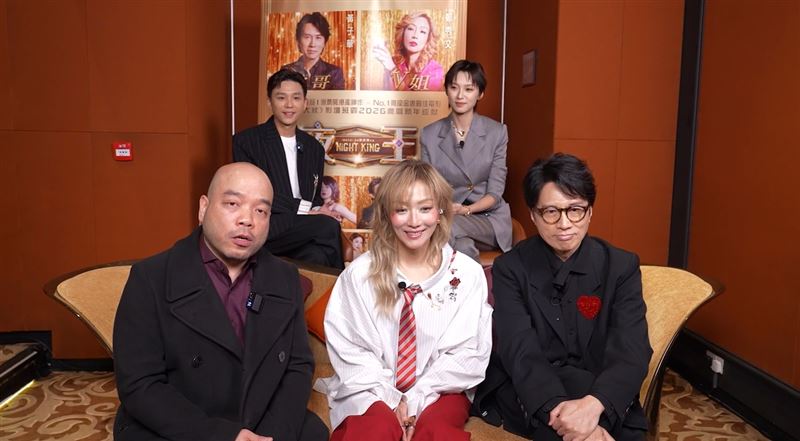《夜王》演員群鄭秀文、黃子華、王丹妮、盧鎮業、導演吳煒倫接受台灣媒體連線訪問。（圖／華映娛樂提供）