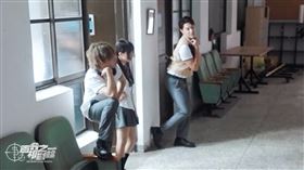 宋偉恩遭姚以緹體罰擺出性感姿勢。（圖／映底子國際傳媒股份有限公司提供）