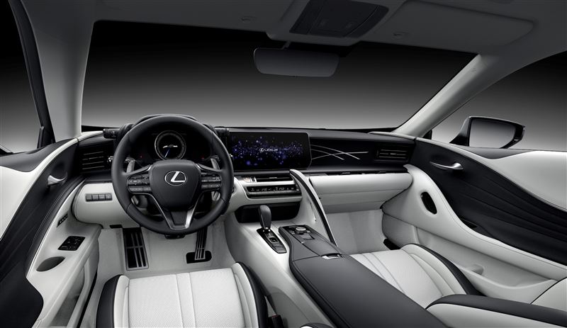 內裝導入「融雪白」新色與漸層刺繡工藝。（圖／Lexus提供）