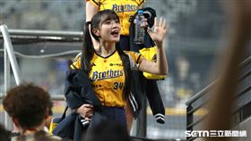 台日棒球國際交流賽，PS女孩韓籍成員邊荷律。（圖／記者劉彥池攝影）