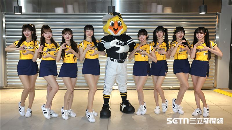 台日棒球國際交流賽，PS女孩賽前和軟銀鷹吉祥物合影。（圖／記者劉彥池攝影）