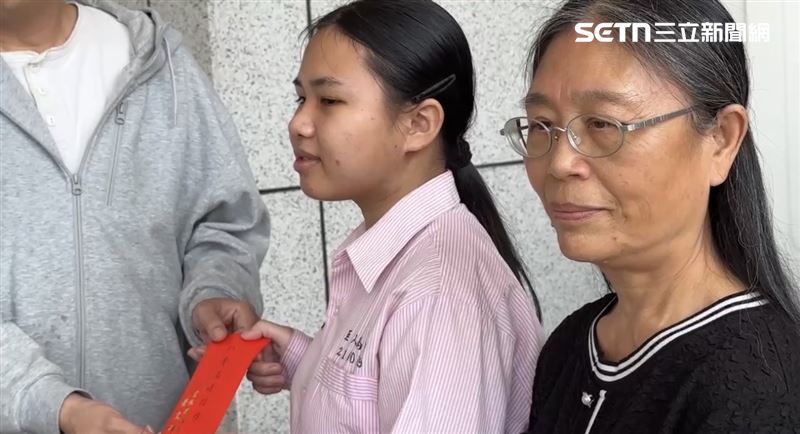 今日的表揚活動中，校方特別頒發獎狀與紅包給予鼓勵。（圖／翻攝畫面）