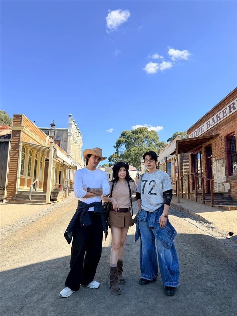 森田（左起）與丫頭詹子晴、Vic陳雋希談新年計畫。（圖／快電商提供）