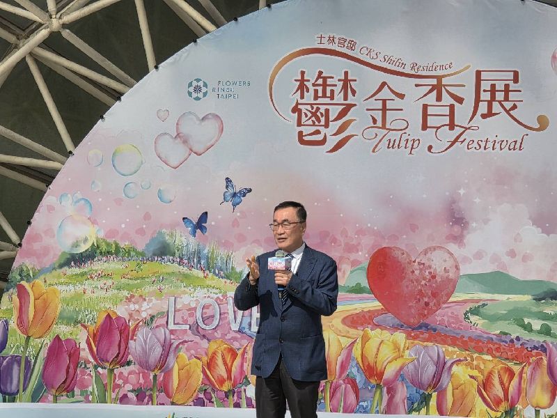 台北市政府「育兒減少工時計畫」3月上路，有意參選新北市長的台北市副市長李四川（圖）26日被媒體堵訪時表示，各縣市環境及產業不同，若台北市試辦成功，新北市可以檢討並跟進適合的部分。圖為李四川出席士林官邸鬱金香展開幕致詞