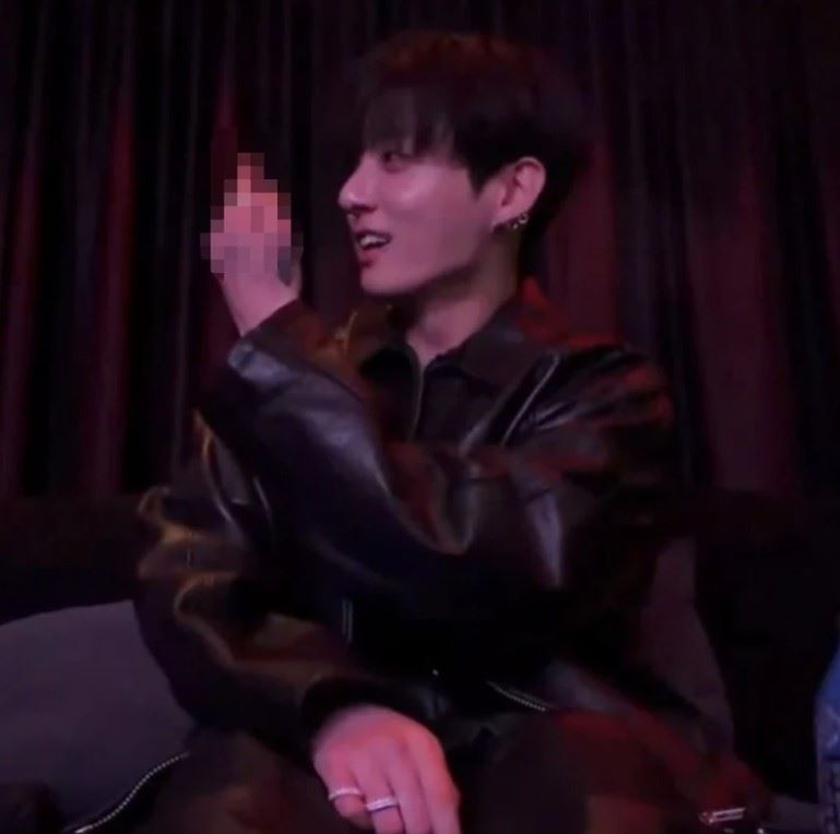 柾國直播爆粗口、比中指惹爭議。（圖／翻攝自Weverse）