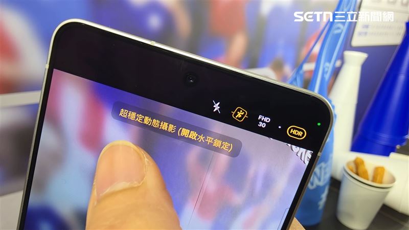 三星S26相機介面顯示「超穩定動態攝影」並開啟水平鎖定功能，主打運動跟拍時抖動更少、畫面更穩。（圖／記者李宜樺攝影）