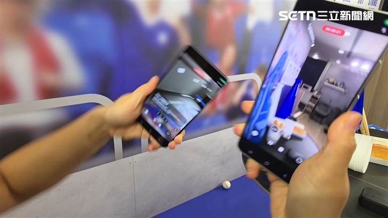 現場以兩支手機同步實測運動情境錄影防震，快速晃動與移動拍攝下比較穩定度差異。（圖／記者李宜樺攝影）