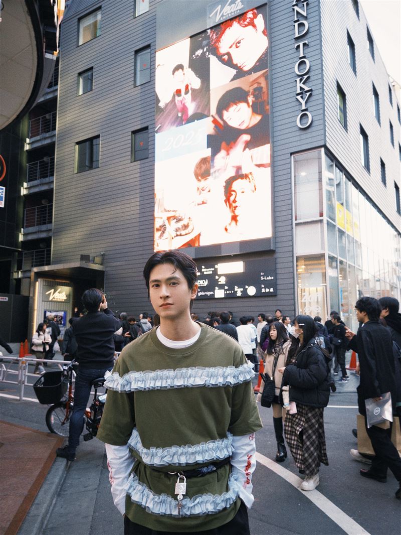 石知田在澀谷與粉絲應援廣告合照。(圖/百澤娛樂提供)