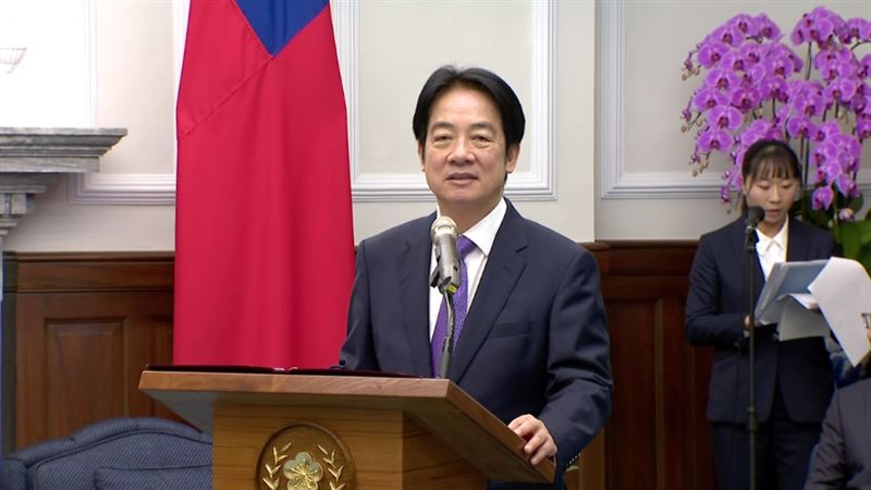 賴清德微笑表示，身為球迷，能夠為偶像授予勳章，「我個人深感榮幸。」（圖／翻攝畫面）