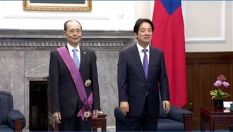 為王貞治頒授勳章　賴清德露迷弟微笑