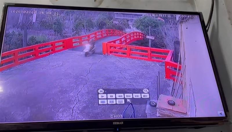 囂張小偷在大年初六，1天內3度到靈隱寺偷供奉給濟公的高粱酒。(圖／翻攝畫面)