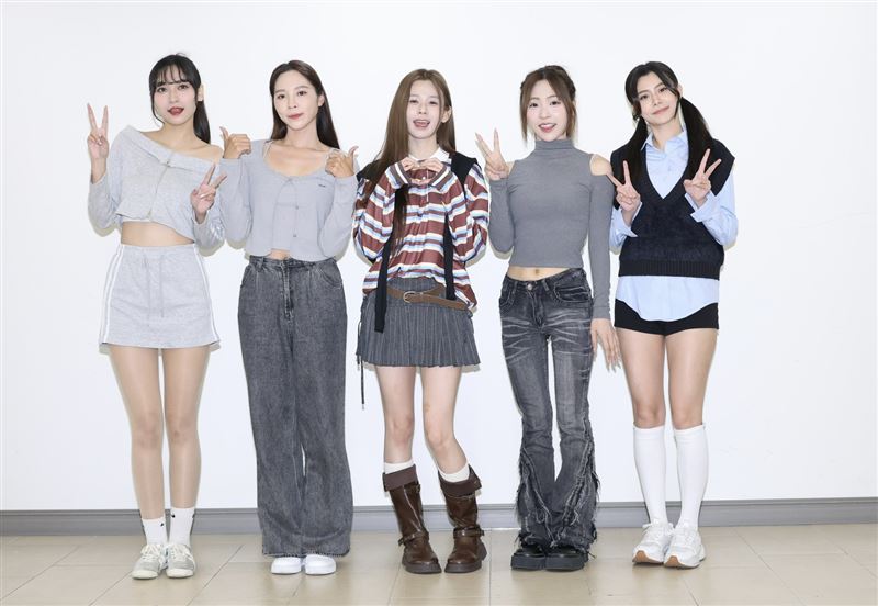 十一(左起)、棠棠、容容、貝拉和各務礼美奈和長輩同歡。(圖/記者鄭孟晃攝影)