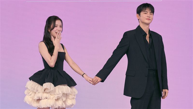 女神Jisoo戀愛了　他全程緊盯還深情牽手