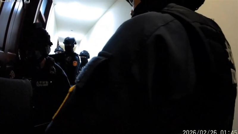 台北醫美診所槍擊案，警方攻堅畫面曝光，槍手睡夢中狼狽落網。（圖／翻攝畫面）