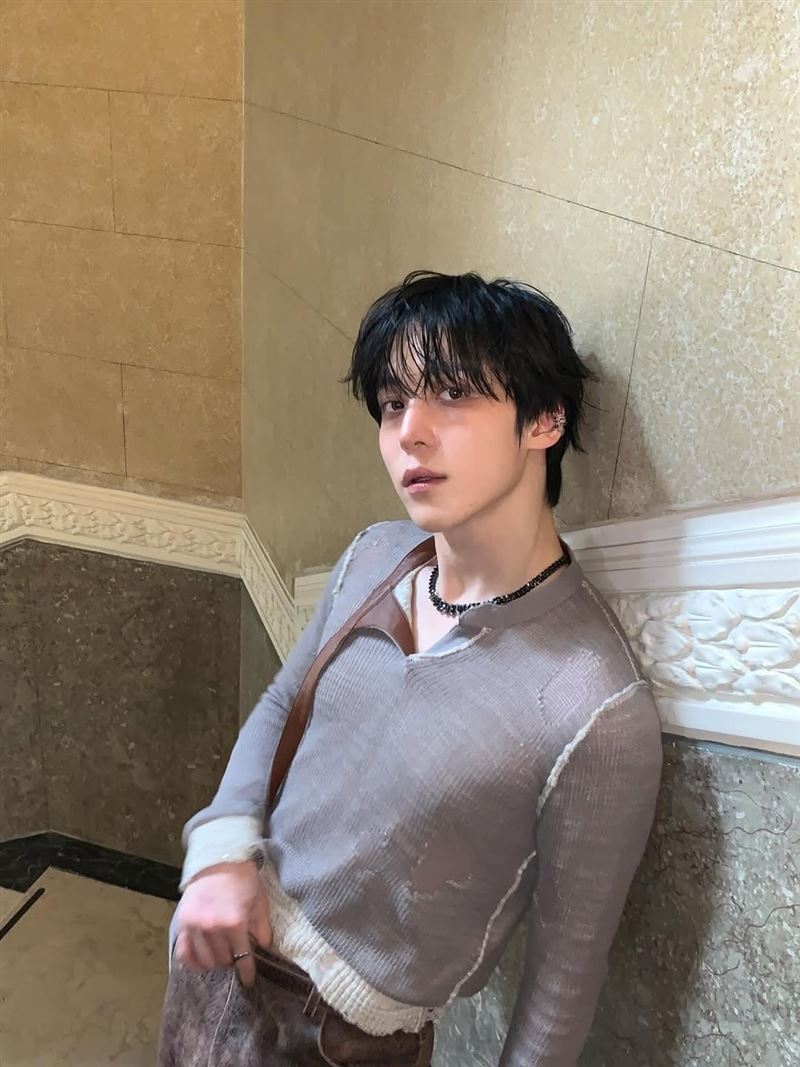 帥氣圈粉無數的潤浩，以曬傷妝現身米蘭時裝秀，現場粉絲尖叫連連。（圖／翻攝自IG @yunou._.u）