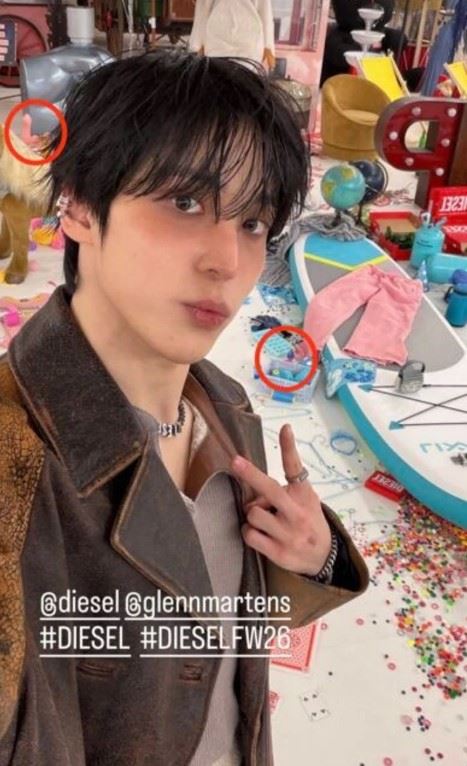 ATEEZ成員潤浩曬出的自拍照中驚見成人用品。（圖／翻攝自IG @yunou._.u）