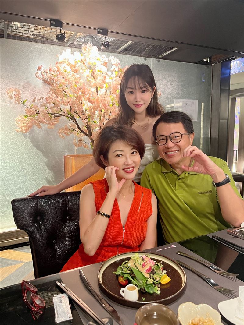 吳中純一家三口天倫畫面不再。（圖／翻攝自吳中純臉書）