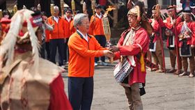 鄒族長老依循傳統祭儀點燃象徵祖靈祝福的文化之火，傳遞給本屆全大運舉辦學校國立中央大學蕭述三校長，為本屆賽會揭開序章。（圖／運動部提供） 