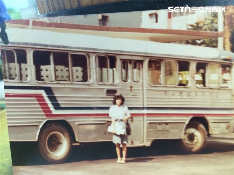 老闆娘魏鳳珠，當年曾是客運上亮眼的焦點，換下制服、走進高溫廚房，接下公婆的雜貨店，只為了守護那一盒盒「蓋著棉被」的溫暖便當。（圖／翻攝畫面）