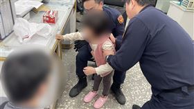 5歲童糖果卡喉　台中警施哈姆立克救回(圖/翻攝畫面)