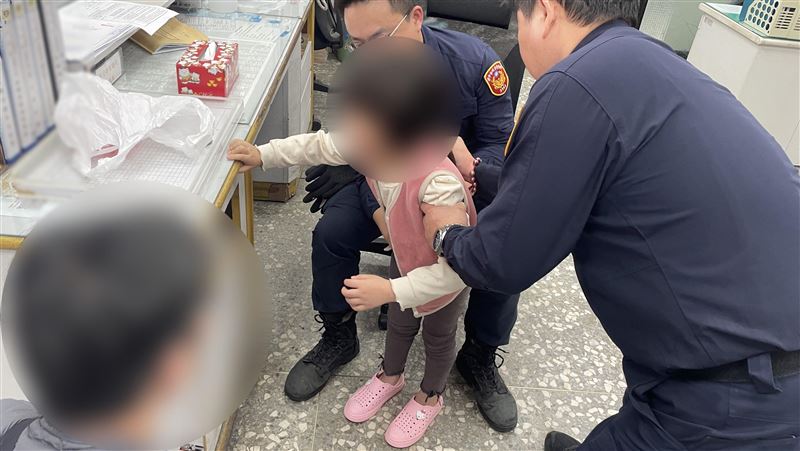 5歲女童「糖果噎喉」臉慘白!警1招神救援