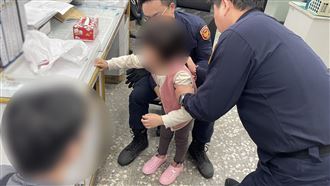 5歲女童「糖果噎喉」臉慘白！警1招神救援