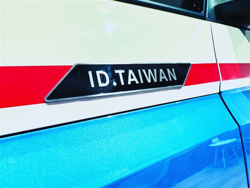 ID. Buzz「ID.Taiwan 限量版」,以香草白與天青藍雙色車身搭配紅色腰線,呼應中華隊配色。(圖/Volkswagen提供)