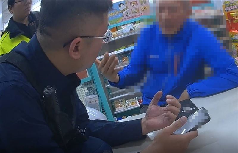 潭北派出所所長陳祐正以流利英語說明詐團手法，劉男這才恍然大悟。(圖／翻攝畫面)