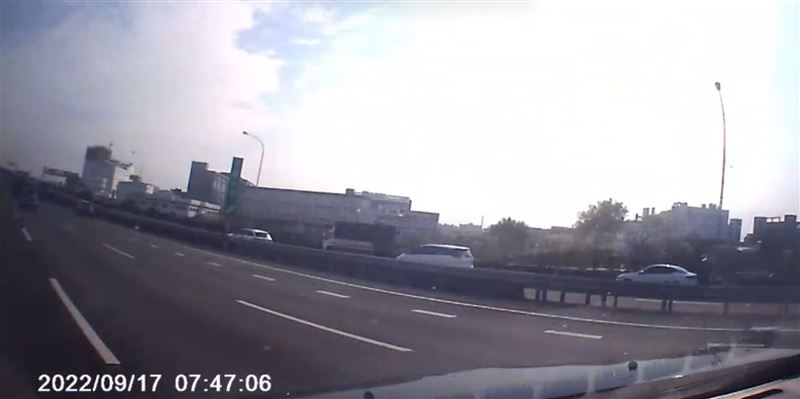 葉男撞擊廂型車後，又衝向內側車道，造成白色轎車撞擊翻覆。（圖／葉姓車主提供）