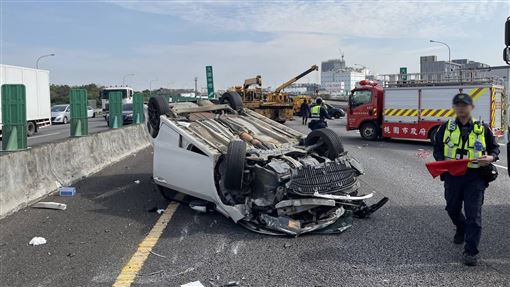大貨車擦撞…他彈飛撞翻2台車　畫面曝光