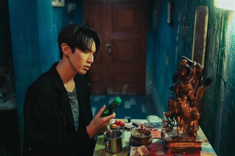 柯震東詮釋三太子乩身斬妖除魔，嘆活著只為還債與贖罪。（圖／Netflix提供）