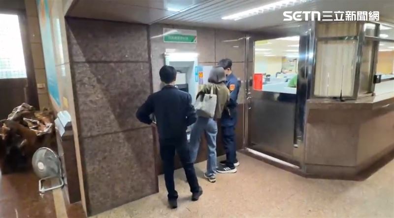 蔣姓前妻在法警戒護下，雙手上銬、於地檢署內的提款機取款，幫自己繳納保金。（圖／翻攝畫面）