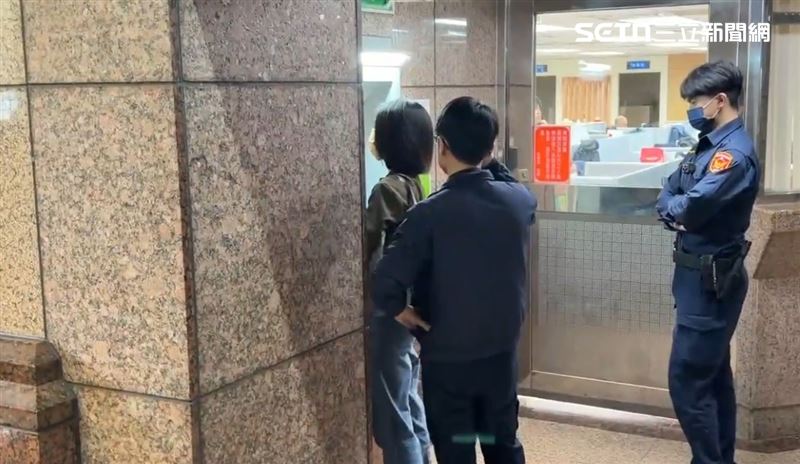 蔣姓前妻在法警戒護下，雙手上銬、於地檢署內的提款機取款，幫自己繳納保金。（圖／翻攝畫面）