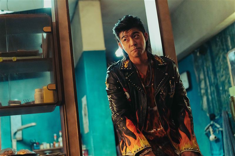 王柏傑顛覆既定神明形象，神格化身引領宿命。（圖／Netflix提供）