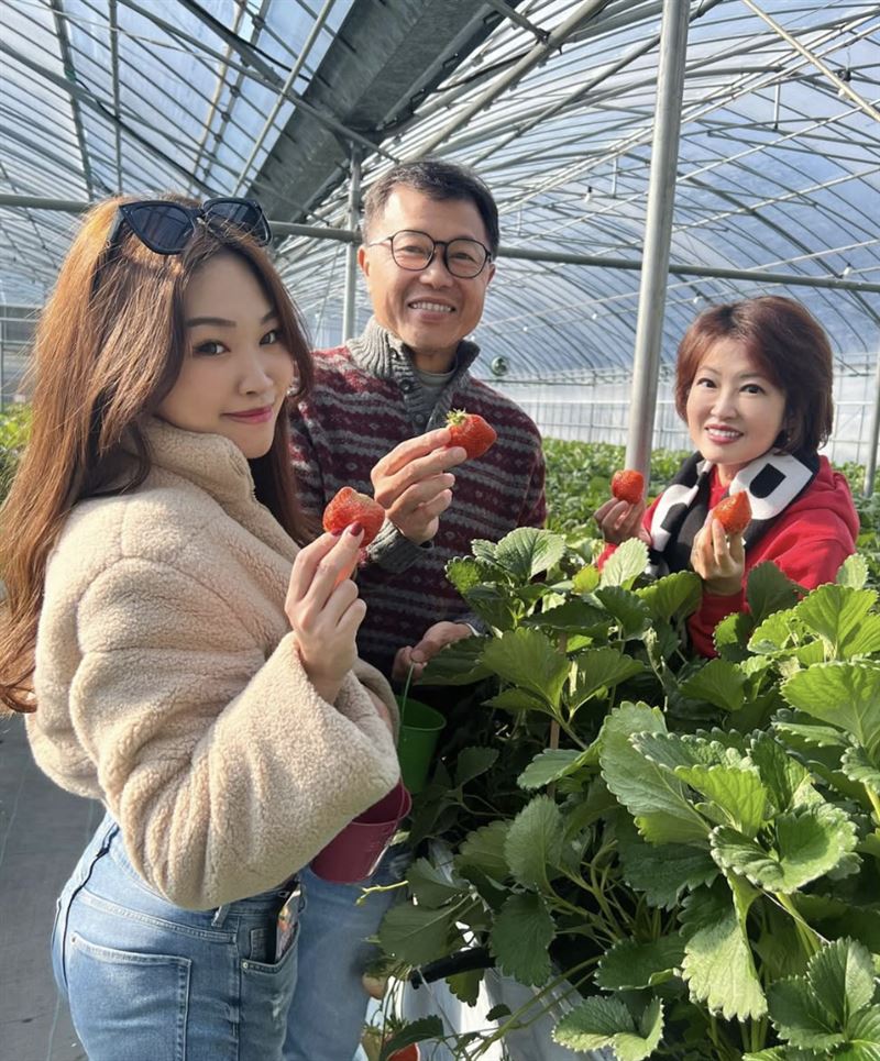 吳中純與女兒梅嬿翎、老公梅聖旻一家三口感情相當好。（圖／翻攝自梅嬿翎IG）