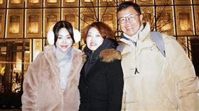 吳中純與女兒梅嬿翎、老公梅聖旻一家三口感情相當好。（圖／翻攝自梅嬿翎IG）