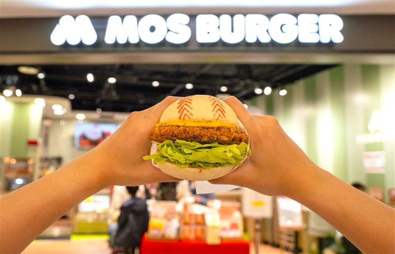 摩斯漢堡「炸和牛棒球堡」外形神似棒球。(圖／摩斯漢堡提供）