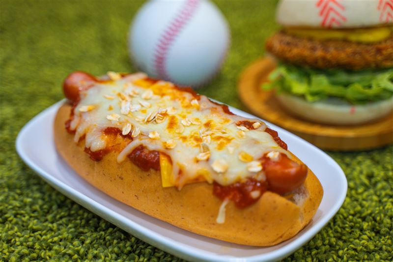 摩斯漢堡「雙倍起司披薩熱狗堡」。(圖／摩斯漢堡提供）