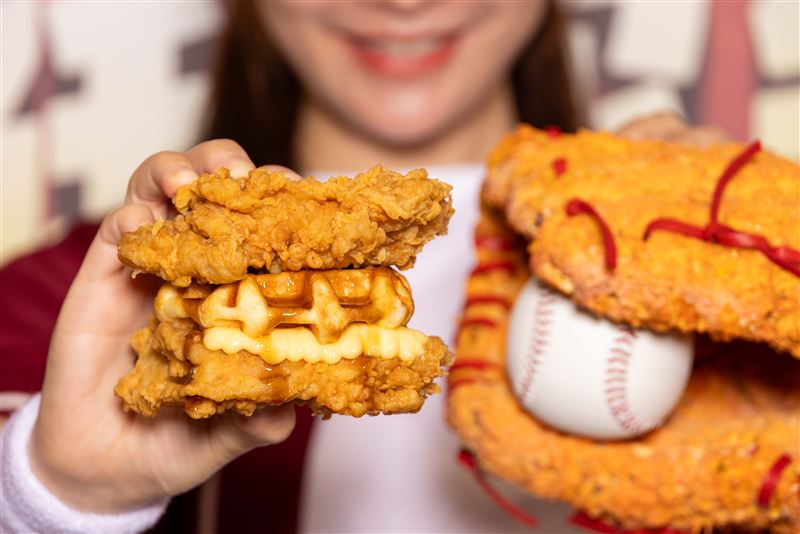 肯德基開賣「楓糖風味鬆餅咔啦肉霸堡」。(圖／肯德基提供)