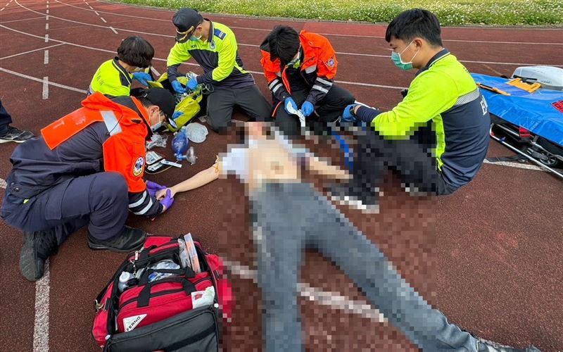 17歲男學生跑步後倒地，經電擊3次後成功走出鬼門關。（圖／翻攝畫面）