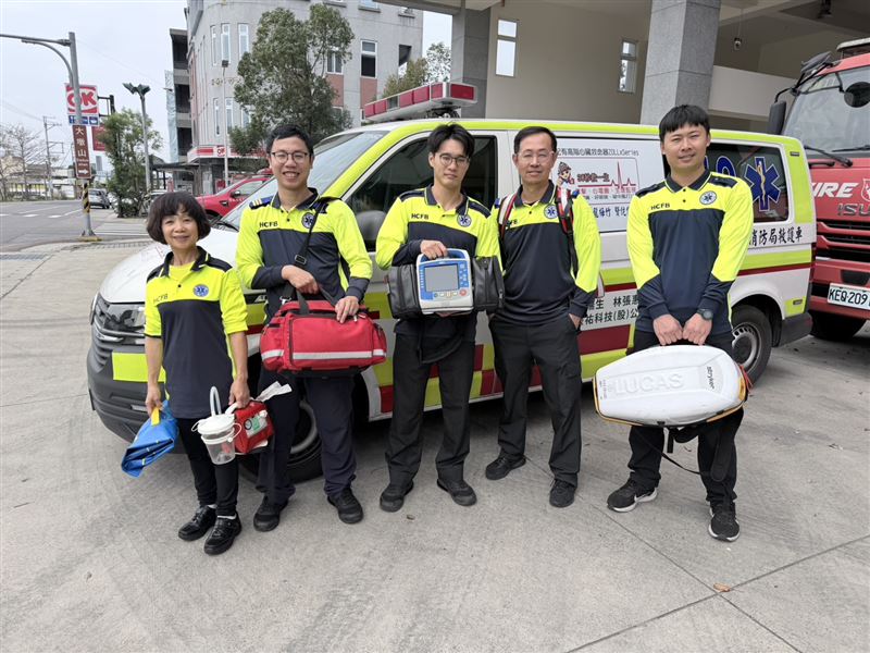 本次出勤救護義消陳衛東、新埔分隊同仁蔡煥龍、陳韻劦、洪建鈞及董韋恩。（圖／翻攝畫面）