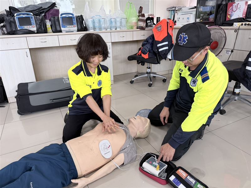 早期CPR可立即維持心臟與腦部血流，延緩缺氧傷害；及早使用AED能迅速終止致命性心律不整。（圖／翻攝畫面）