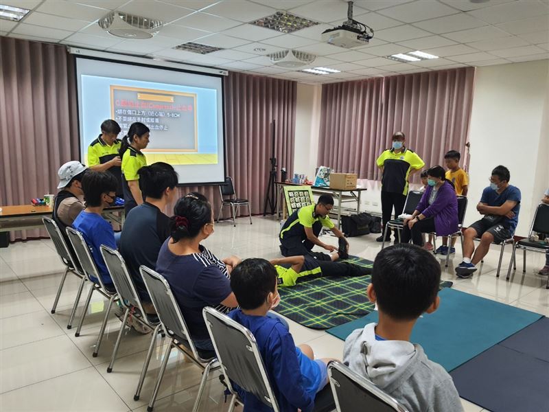 消防局定期辦理各式急救課程。（圖／翻攝畫面）