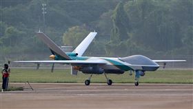 分析指假冒身分的飛機，為中國大型軍用無人機「翼龍」。（圖／翻攝自X平台 @PDChinese）