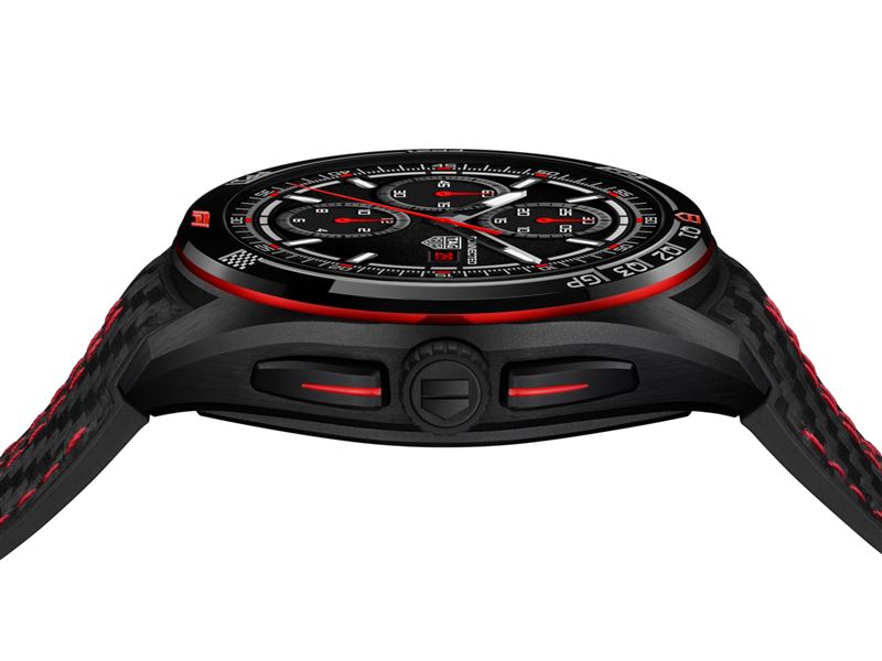 採用45mm 2級鈦金屬錶殼，黑色 DLC 塗層搭配紅色按鈕點綴。（圖／翻攝TAG Heuer網站）