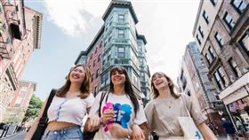 AI 時代還要出國學語言？調查揭真相：年輕人反而最不相信AI。(圖/業者提供)