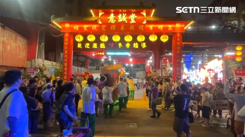 高雄20噸大龜王踩街！萬人拉繩祈福求正能量，日本遊客連年組團參與。（圖／翻攝畫面）