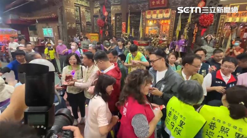 高雄20噸大龜王踩街！萬人拉繩祈福求正能量，日本遊客連年組團參與。（圖／翻攝畫面）