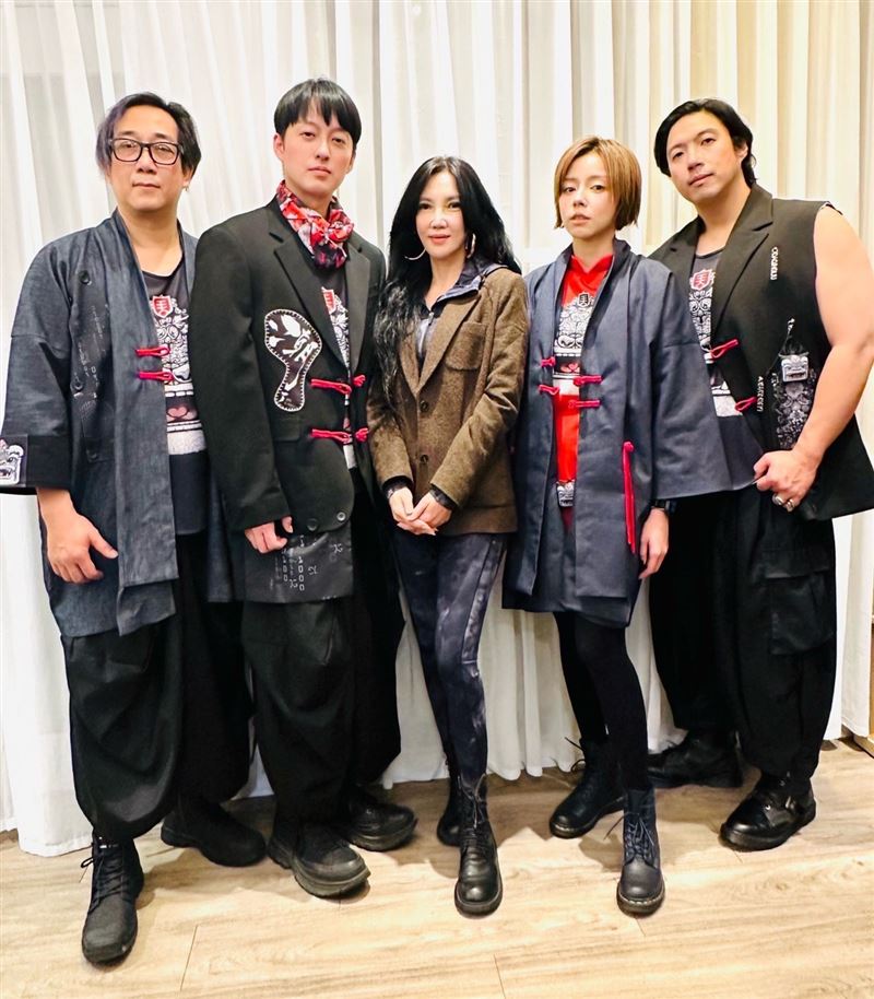 設計師黃秀瑾（中）操刀量身打造霸氣樂團2026年的新團服。（圖／民視提供）